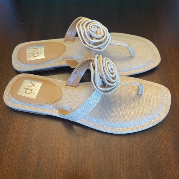NWOT DV by Dolce Vita Women's Cream Sandals with Floral Design - Picture 3 of 8